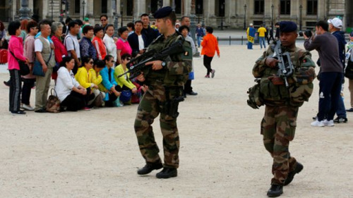 外媒：法国歹徒喷催泪瓦斯抢劫中国游客3人受伤