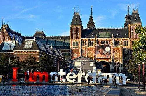 荷兰国家博物馆,入口处人流如织.