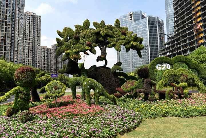 这些造型别致的绿化小品,展现了杭州国际化大都市的独特韵味,也寄托了