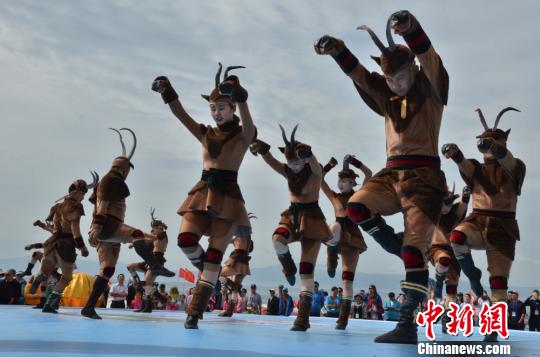 图为博州舞蹈演员在开幕式上演绎传统舞蹈。　孙亭文 摄