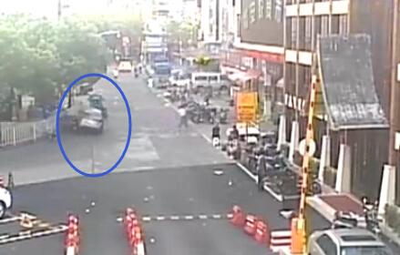 上海：轿车侧翻出来4个醉鬼 都不承认是司机(图)