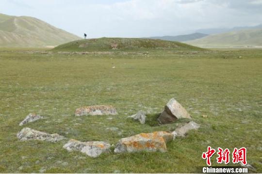 远看新疆巴音布鲁克草原墓群。 丝绸之路天山道科考队供图 摄
