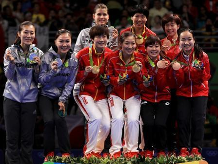 荣耀一刻！中国乒乓女团颁奖仪式