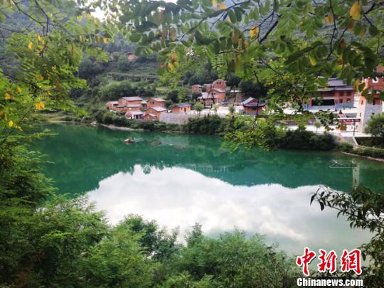 图为甘肃宕昌县官鹅沟大景区内一景，青山绿水，让人流连忘返。　杨艳敏 摄