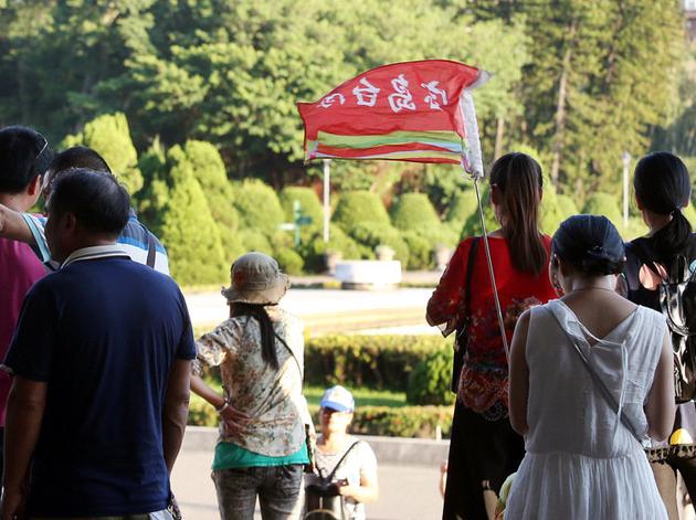 陆客赴台人数锐减，对旅游业界造成冲击，导游手持的“宝岛台湾”旗帜。（图片来源：台湾联合新闻网）