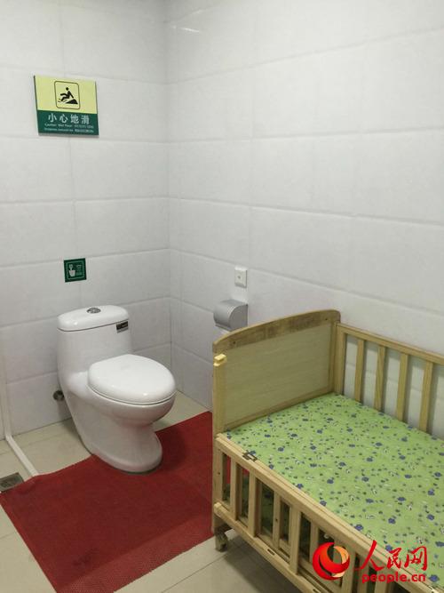 哈尔滨太阳岛风景区内的一处旅游厕所干净整洁、设备齐全，图为设备齐全的母婴室。人民网记者叶欣 摄