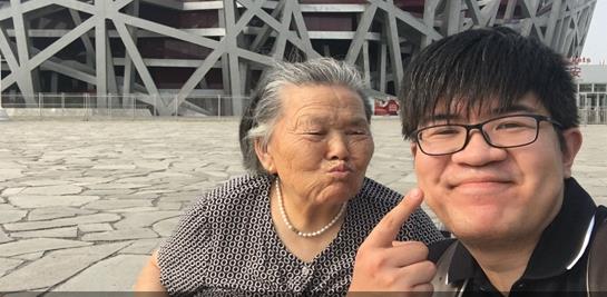 为完成奶奶心愿 “90后”小伙用轮椅推着78岁奶奶去北京旅行