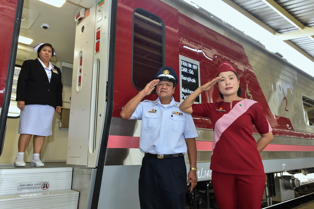 8月29日，在泰国曼谷华兰蓬火车站，工作人员在一列中国制造的新列车前待命，准备进行列车试运行。新华社记者李芒茫摄