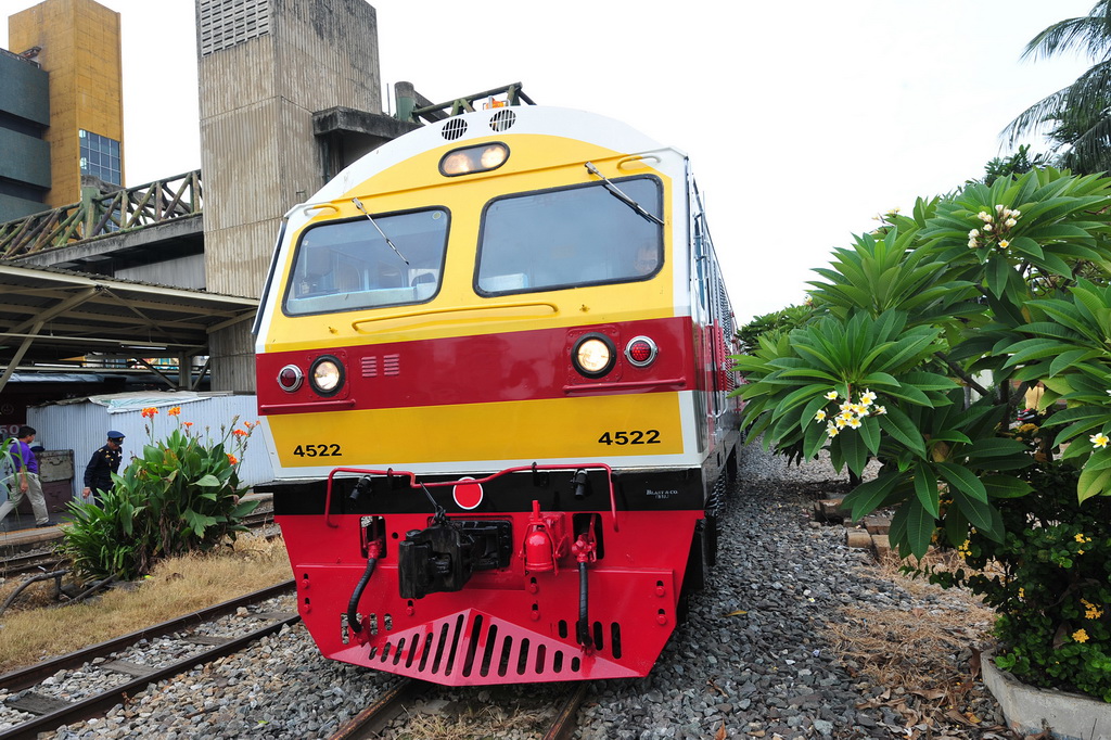 8月29日，在泰国曼谷华兰蓬火车站，一辆中国制造的新客运列车即将开始试运行。　新华社发（拉亨摄）