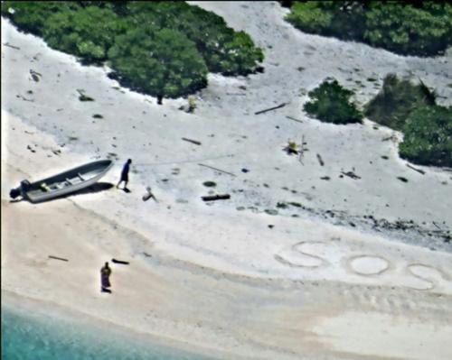 夫妻流落荒岛与世隔绝9天 沙滩上写巨幅SOS获救