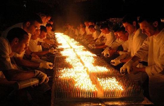 刷世界纪录上瘾！男子在巨型蛋糕上点7.2万根蜡烛