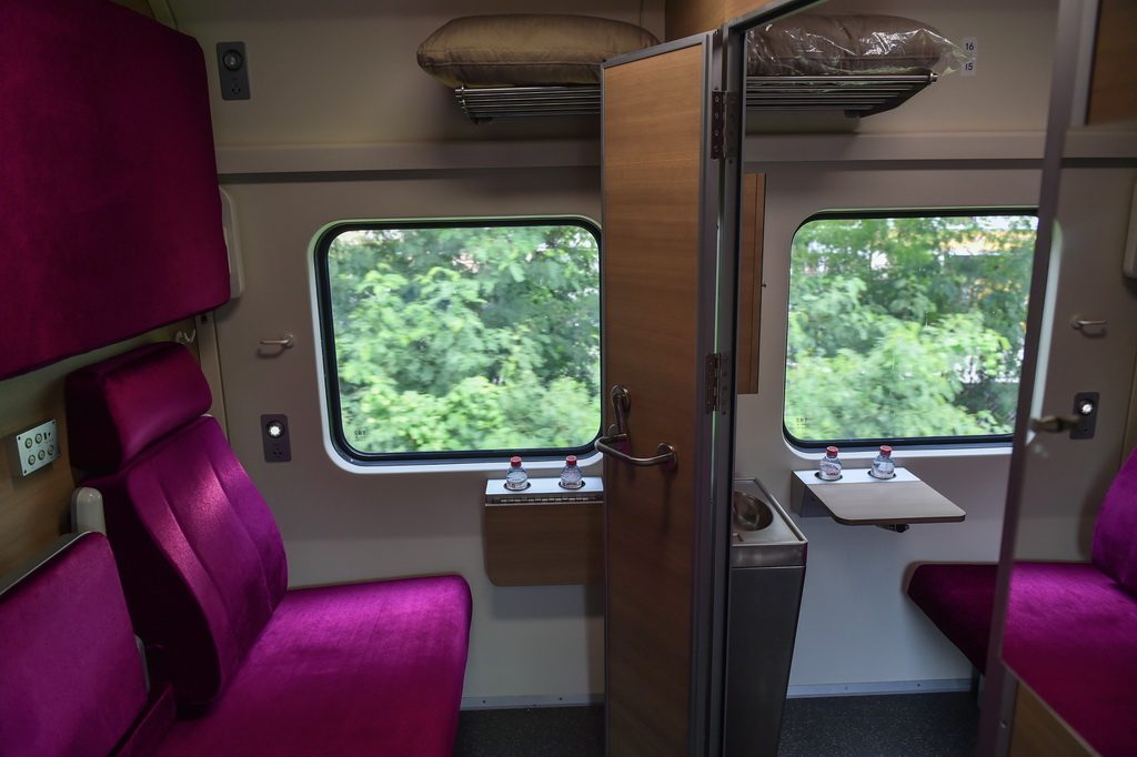 8月29日在泰国曼谷往返佛统的中国列车试运行线路上拍摄的列车一等卧铺。　新华社记者李芒茫摄 