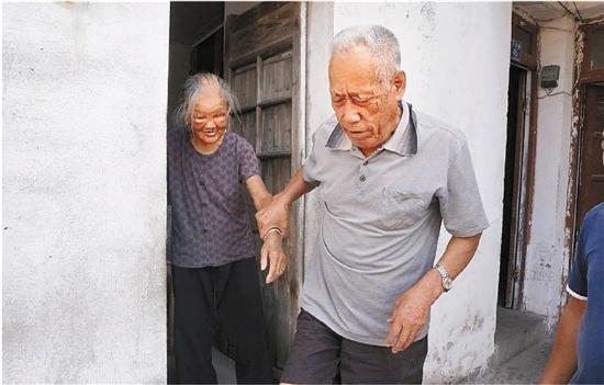 7旬女婿独自照顾98岁眼盲丈母娘 从头学做家务