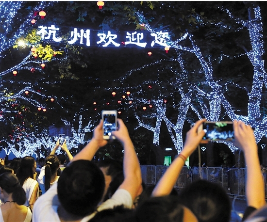 市民和游客纷纷来到南山路,在"杭州欢迎您"的景观灯下争相留影.
