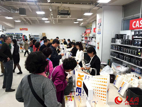 中国游客在日本免税店排队结账。人民网 冯亚涛 摄  （资料图）