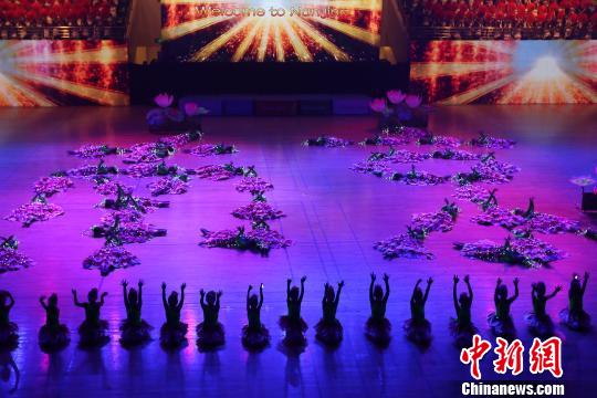 以“欢聚南京·牵手世界·共享轮滑”为主题的2016世界速度轮滑锦标赛开幕式在南京龙江体育馆举行。　泱波 摄