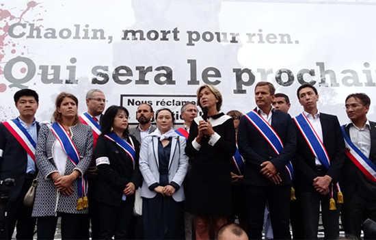 巴黎大区议会主席佩克雷斯与右派代表上台声援游行。(欧洲时报 孔帆/摄)