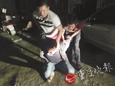 重庆司机冲卡后藏匿警察男扮女将其钓出抓获（图）