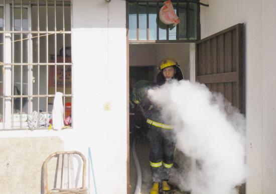 临海“90后”消防员冒死抱出冒烟煤气瓶