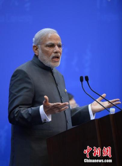 印度总理莫迪爱好“自拍”遭人喷：从来不和农民自拍