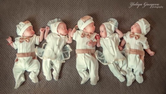乌克兰五胞胎婴儿写真萌照蹿红网络