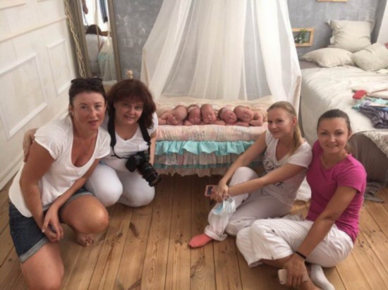 乌克兰五胞胎婴儿写真萌照蹿红网络