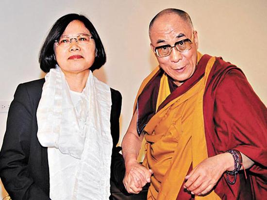 2009年，蔡英文与访问台湾的达赖喇嘛见面