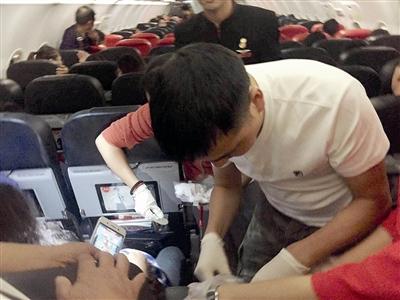 女孩飞机上磕破后脑勺出血不止 杭州医生空中施救