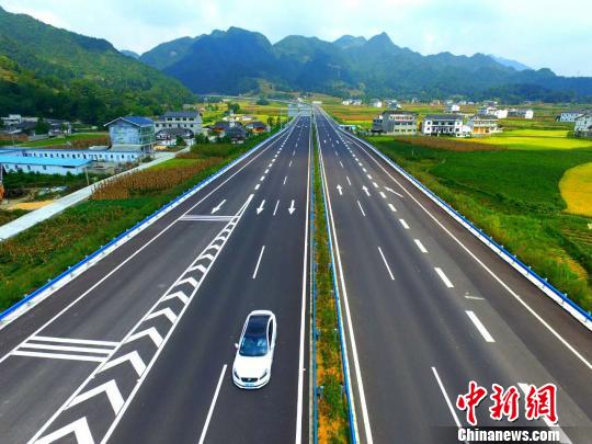 贵州省“高颜值”的高速公路。　韩双喜 摄