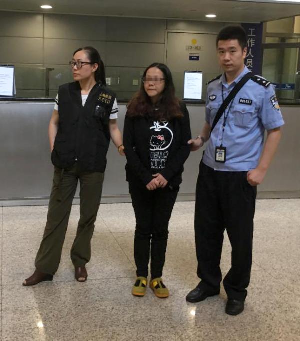 9月21日，上海浦东机场，犯罪嫌疑人刘某被上海警方从马来西亚押送回沪。警方供图