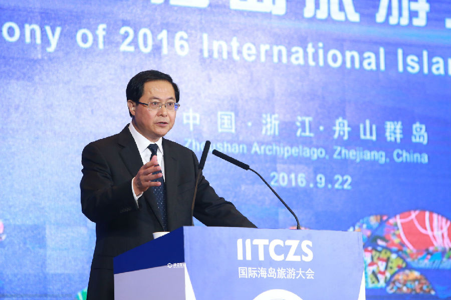 省委副书记、代省长车俊在国际海岛旅游大会上作主旨演讲。 以互联海上丝路,共享海岛发展新丝路 新蓝海为主题的2016国际海岛旅游大会,22日在舟山开幕。省委副书记、代省长车俊出席开幕式并发表主旨演讲。 开幕式上,车俊与国家旅游局副局长杜江、省领导梁黎明等共同启动了海丝之旅。他还考察了国际海岛旅游大会博览会场馆。 车俊向出席大会的各国嘉宾表示欢迎。他说,刚刚结束的G20杭州峰会向世界经济贡献了创新、活力、联动、包容发展的中国智慧、中国方案,也向海内外展示了浙江的魅力与风采。海岛旅游资源的独特性