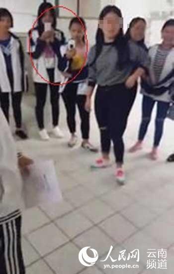 女生被打时还有同学在一旁拍摄视频。视频截图