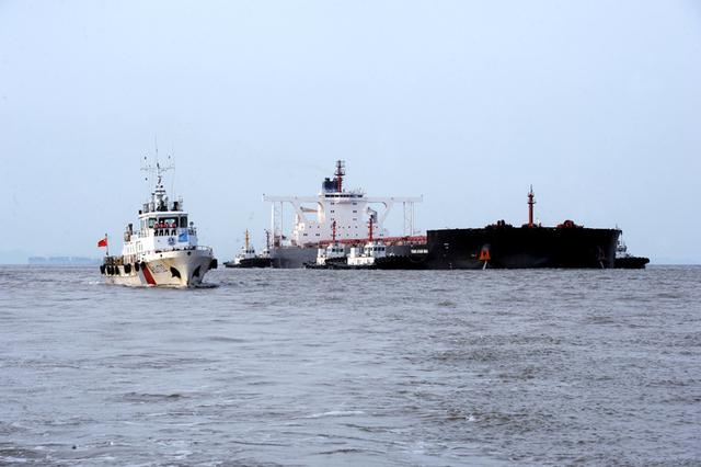 40万吨级超大型满载矿砂船首次试靠宁波舟山港