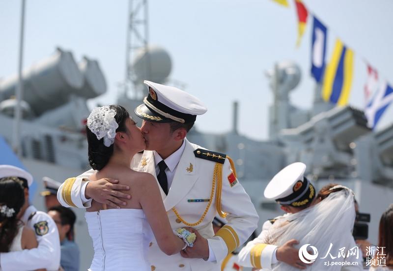 东海舰队某部举办集体婚礼 35对新人喜结伉俪（组图）【6】