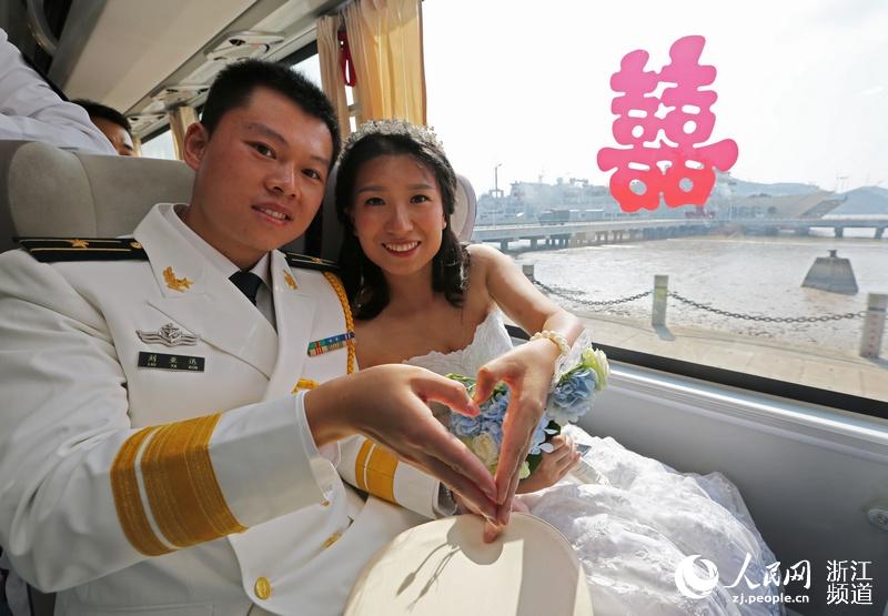 东海舰队某部举办集体婚礼 35对新人喜结伉俪（组图）【4】