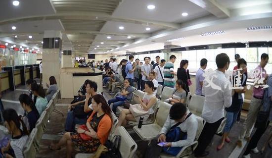 图为南京广州路房产交易登记中心内，满是排队人。