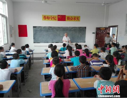 上海八旬教师卖房筹款在赣捐建小学每天生活费不过10元