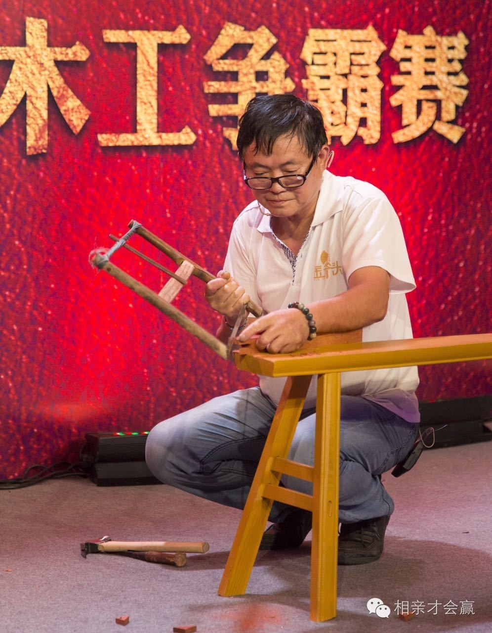 看点这么多,看官不要着急。 当当当!福利来了!!! 10月5号、6号晚23:00,浙江电视台6频道将会播出超级木工争霸赛海选赛。并于次日0:50、6:10、15:30重播。 相关新闻: 超级木工争霸赛打响!他们一出手 便技惊四座!