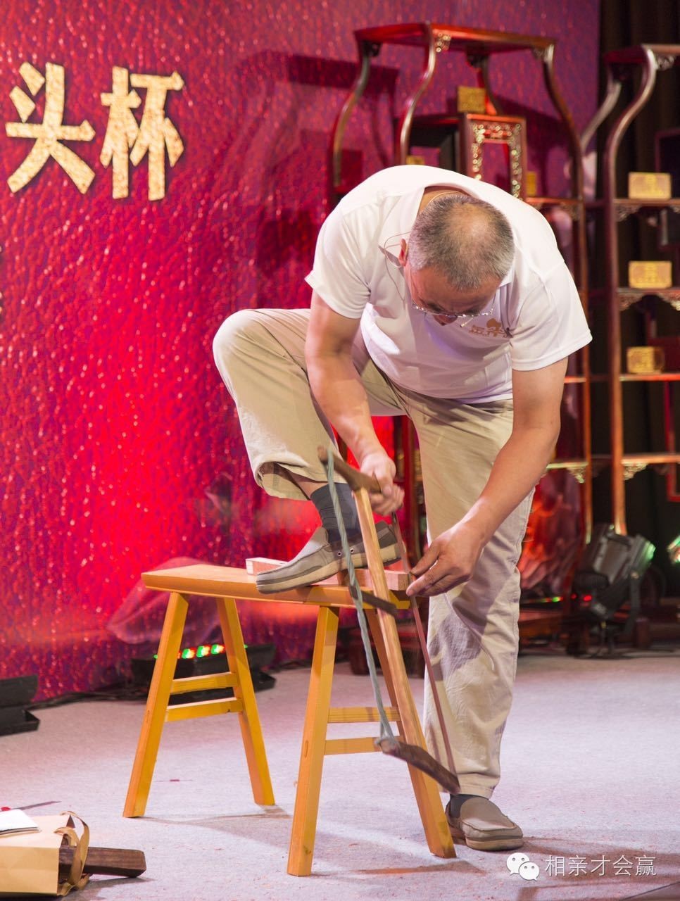 看点这么多,看官不要着急。 当当当!福利来了!!! 10月5号、6号晚23:00,浙江电视台6频道将会播出超级木工争霸赛海选赛。并于次日0:50、6:10、15:30重播。 相关新闻: 超级木工争霸赛打响!他们一出手 便技惊四座!