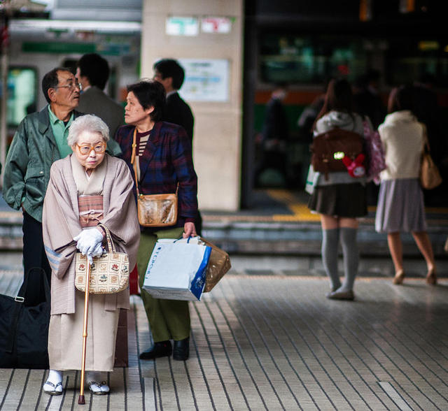 日本老龄化严重 80岁老人仍出门工作