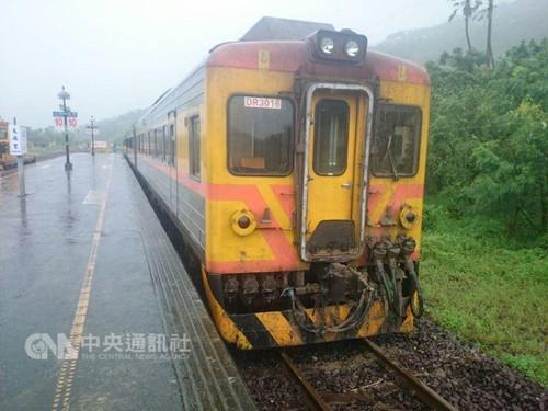 图为撞上土石流的火车暂时停太麻里车站。台湾“中央社”/卢太城 摄