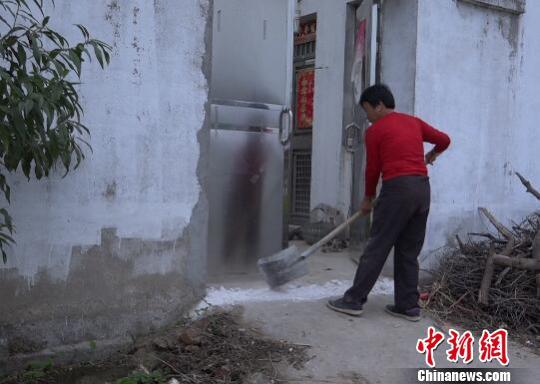南京眼镜蛇幼蛇逃逸曝光40小时，当地居民家家户户石灰封门窗。　李珂 摄