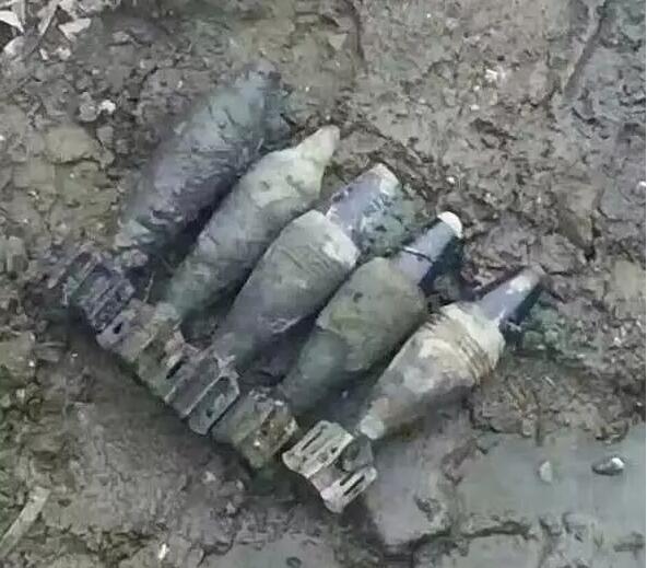 湖州菱湖河底挖出14枚迫击炮弹 虽久远但威力依旧