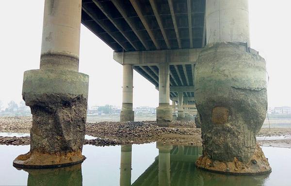 湖南慈利水位下降 大桥墩基磨损成“蜂窝”(图)