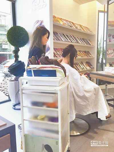 美发及美容美体业也是调查中的低薪行业。（台湾《中时电子报》资料照/廖佩妤 摄）