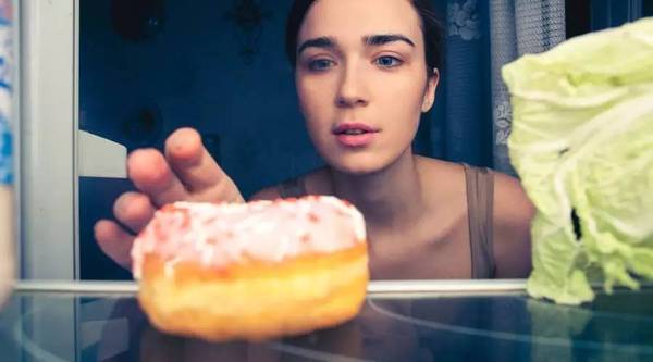 晚上10点钟饿了 到底该不该吃东西呢?