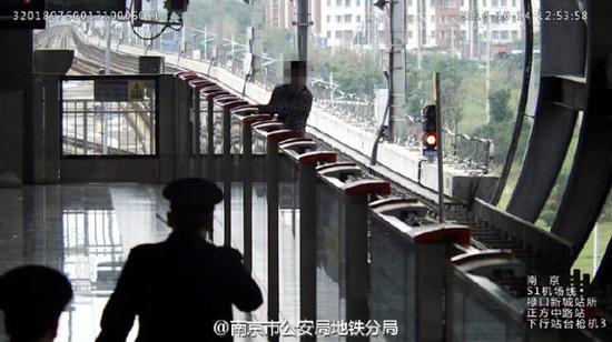 南京一大学生与女朋友吵架跳入地铁致停运3分钟