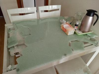 市民家餐桌玻璃爆裂飞溅 商家：不保修，需付费
