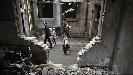 网传四川成都市武侯区金蕾笛幼儿园200多名幼儿在废墟中上学。鄂东网 图。据澎湃新闻。