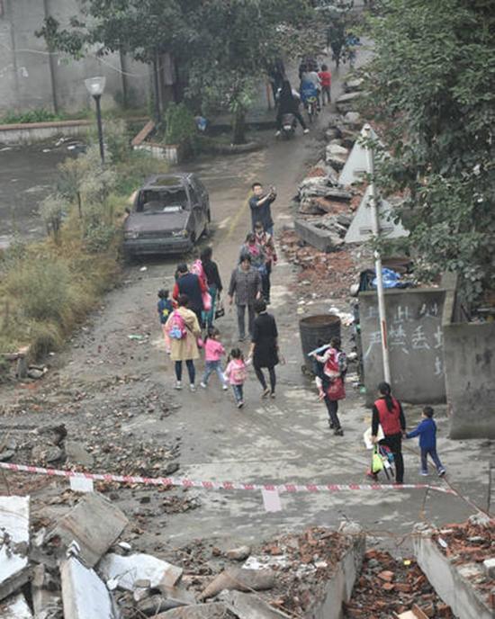 幼儿在废墟中上学。鄂东网 图，据澎湃新闻。